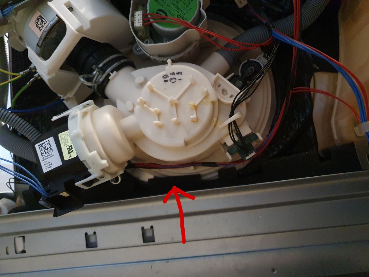 Electrolux Hygienisk GHE613CB3 - wyciek wody spod dna komory myjącej ...