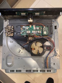 Siemens HB38AB570T/10 - Wyłączanie, migający ekran i gorący panel przycisków