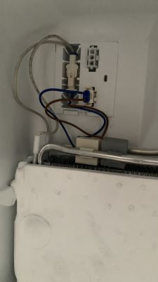 Złącze elektryczne z kablami wewnątrz urządzenia.