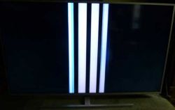 Ekran telewizora z pionowymi, jasnymi paskami podczas uruchamiania Androida.