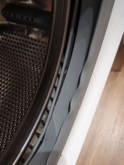 Falująca uszczelka wewnątrz drzwi pralki Electrolux Perfect Care 600 EW6S506WP.