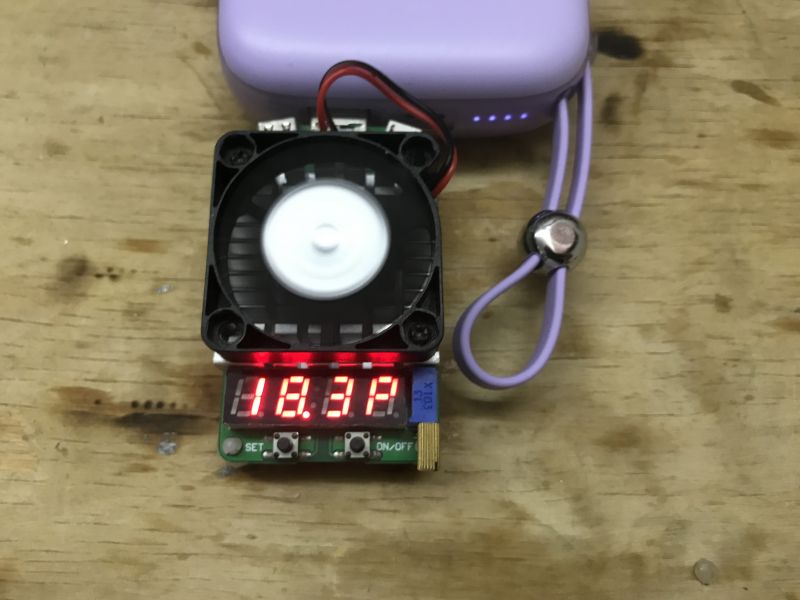 Powerbank JR-L002 z miernikiem i wiatrakiem podczas testu.