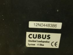Zbliżenie na etykietę głośnika CUBUS z numerem seryjnym 12N0448386.