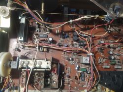 Wnętrze amplitunera: płytka PCB tunera z elementami i wiązkami przewodów