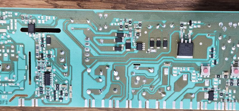 Zbliżenie na płytkę drukowaną z wieloma ścieżkami i elementami elektronicznymi