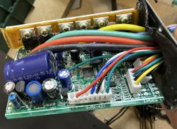 Płytka sterownika hulajnogi z przewodami i kondensatorami elektrolitycznymi