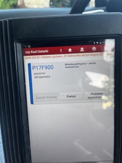 Zdjęcie ekranu diagnostycznego z kodem błędu P17F900 w Audi A4 B9.