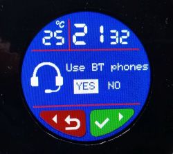 Okrągły wyświetlacz zegarka z czasem i pytaniem „Use BT phones” oraz przyciskami YES/NO
