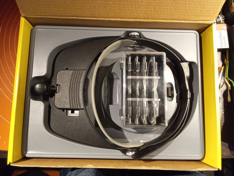 Recenzja daszka z lupą przy pracy z małymi elementami elektronicznymi