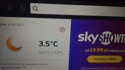 Telewizor z poziomymi paskami na ekranie i widocznym interfejsem pogodowym