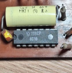 Układ scalony 709CP firmy Texas Instruments na płytce drukowanej ze starym kondensatorem.