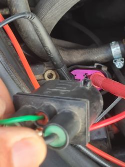 Zbliżenie na złącze elektryczne z przewodami w samochodzie Audi A6 C5.