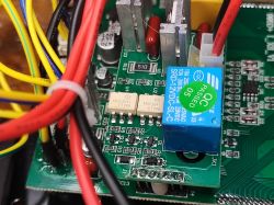 Zbliżenie na wnętrze stacji lutowniczej Preciva 995D z widocznymi elementami elektronicznymi na płytce PCB.