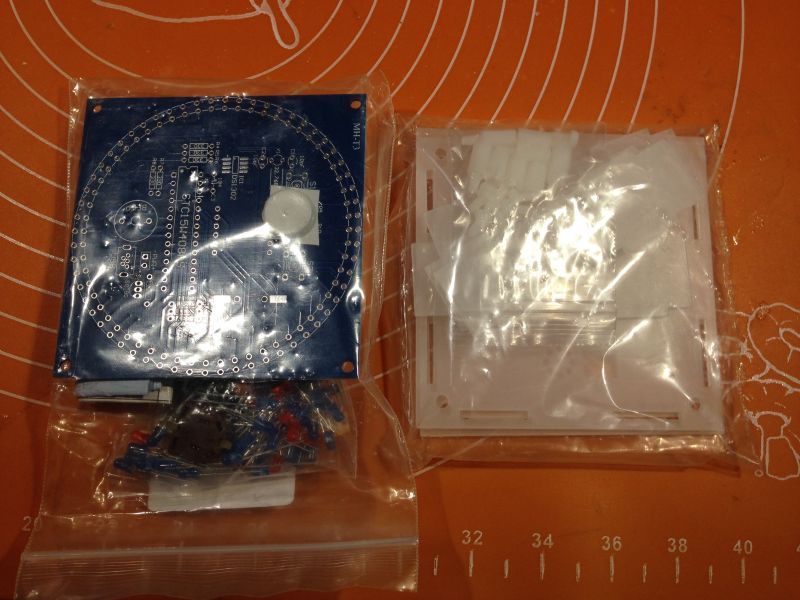 Świecąca karuzela albo inaczej zegarek z sekundnikiem innym niż zwykle. Studio Clock.