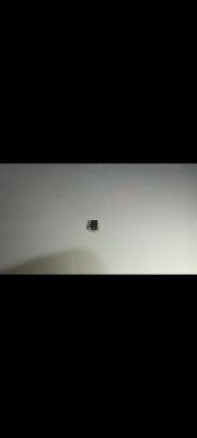 Mały komponent elektroniczny na jasnym tle, prawdopodobnie kontroler PWM.