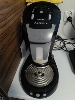 Ekspres do kawy Philips Senseo HD7850 na blacie kuchennym Ekspres Philips Senseo HD7850 z widocznym panelem sterowania i tacką na kapanie