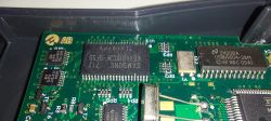Zbliżenie na płytkę drukowaną interfejsu diagnostycznego z widocznymi układami scalonymi, w tym układami Samsung i USBN9604-28M.