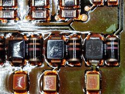 Zbliżenie na płytkę elektroniczną z uszkodzonym elementem oznaczonym jako MT C517.