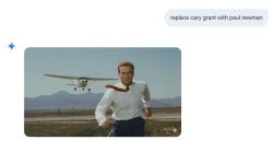 Mężczyzna w białej koszuli i czerwonym krawacie biegnie przed lecącym nisko samolotem na pustkowiu.
