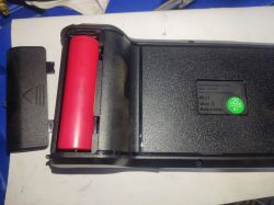 Komora baterii z ogniwem 18650 w urządzeniu elektronicznym.