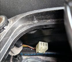 Fiat Grande Punto 2010 – lokalizacja bezpiecznika gniazda zapalniczki, prośba o potwierdzenie