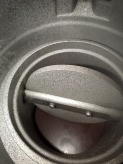 Zdjęcie klapy gaszącej w Volkswagenie TDI PD z widocznymi niedoskonałościami.