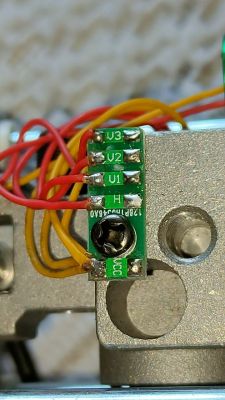 Mała zielona płytka PCB z napisami V1, V2, V3, H i VCC, przylutowane przewody czerwone i żółte
