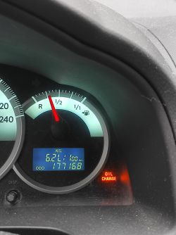 Kontrolka ostrzegawcza w Toyocie Corolli Verso 2007 - Oil Change, włączenie podczas jazdy