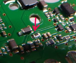 Zbliżenie płytki PCB z zaznaczonym elementem SMD oznaczonym jako NB