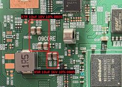 Zbliżenie na płytkę PCB z wymienionymi kondensatorami oznaczonymi X5R i X7R
