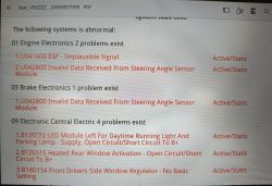 Zdjęcie ekranu z listą błędów diagnostycznych dla auta Seat Ibiza, dotyczących elektroniki silnika, hamulców i centralnej elektryki.