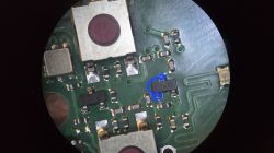 Zbliżenie płytki PCB pilota; element SMD z napisem „P2W” zaznaczony na niebiesko