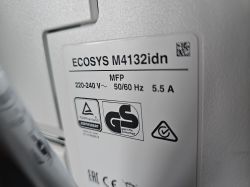 Etykieta urządzenia Kyocera ECOSYS M4132idn z danymi elektrycznymi i znakami certyfikacji