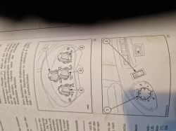 Ilustracja z instrukcji obsługi pokazująca pokrętła regulacyjne i przełączniki związane z kalibracją podnośnika.