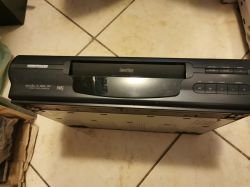 Odtwarzacz wideo VHS marki Nordmende na jasnej podłodze ceramicznej z widocznymi przyciskami sterującymi.