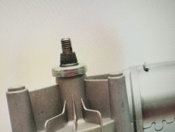 Widok na trzpień przekładni ślimakowej z śrubą mocującą.