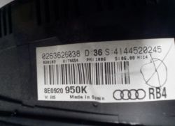 Naklejka identyfikacyjna z Audi A4 z oznaczeniami numerów części.