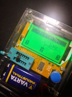 Tester elementów elektronicznych z wyświetlonym rezystancją.