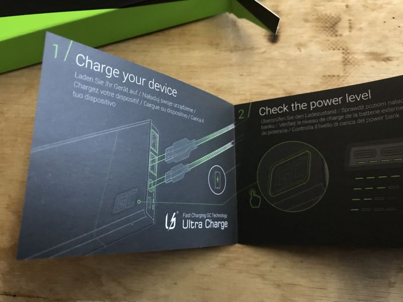 Instrukcja obsługi powerbanków z logiem Green Cell, pokazująca sposób ładowania i sprawdzania poziomu naładowania.