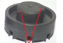 Czarny element sprzęgła zaworu ceramicznego z zaznaczonymi uszkodzonymi wypustkami