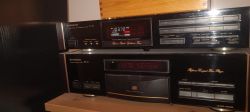 Zestaw audio z tunerem Pioneer F-91 i odtwarzaczem CD PD-75 na półce.
