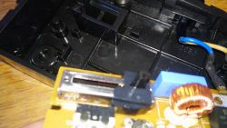 Zdjęcie wnętrza regulatora z widocznym potencjometrem suwakowym i elementami elektronicznymi.