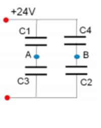 Różnica potencjałów pomiędzy dwoma kondensatorami a masą układu