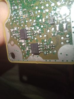 Identyfikacja pamięci EPROM na płycie inwertera silnika elektrycznego Clio V E-Tech