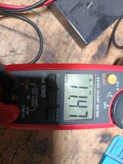 Multimetr z pomiarem częstotliwości 1147 Hz ustawiony na funkcję kHz