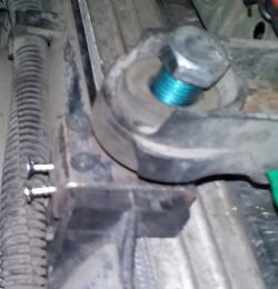 Punto 2 1,9 JTD - Luzy chłodnicy po wizycie u mechanika, brakujące mocowanie?