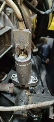 Zbliżenie części mechanicznej Karcher HDS 690 z przewodami i śrubami.