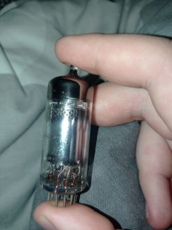 Lampa elektronowa trzymana w dłoni, widoczna siatka i nóżki