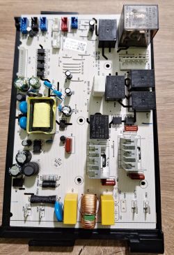 Zdjęcie płyty głównej urządzenia elektronicznego z różnymi komponentami.