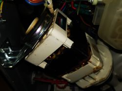 Widok wnętrza zmywarki Mastercook ZWE-1445X z widoczną częścią mechaniczną i kablami.